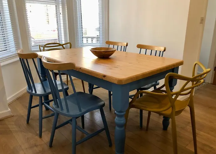 House With Parking, Short Stroll To Quay, Shops And Restaurants